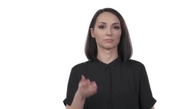 Kafası karışmış, kolları açık bir beyaz kadın. Şüpheci, tereddütlü duygular. Vücut dili ve jest kavramı. İzole, beyaz arkaplan