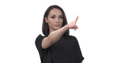 Kendine güvenen bir kadının, işaret parmağıyla az sayıda nesneyi ya da insanı gösteren yakın plan portresi. Seçim işareti, kendinden emin hareket. İzole edilmiş, beyaz arkaplanda