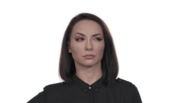 Şaşırmış, genç ve güzel bir kadının şüpheli bir duygu sergileyen portresi. Vücut dili kavramı. İzole edilmiş, beyaz arkaplanda