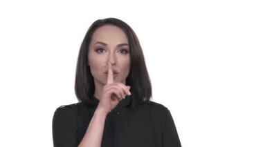 Dudaklarında işaret parmağı olan genç bir kadın sessizlik istiyor. Gizli konsept tutmak. Şşş işareti işareti