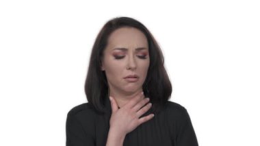 Korkunç boğaz ağrısı olan çekici bir genç kadın. Boğaz ağrısı, baca, viral enfeksiyon. Beyaz arkaplanda izole