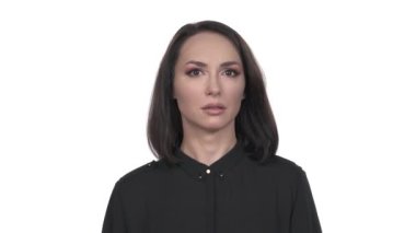 Alnına işaret parmağı yerleştirerek olumsuz duyguları ifade eden cahil bir kadın. Vücut dili ve jest kavramı. Portre resmi, izole edilmiş, beyaz arkaplanda.