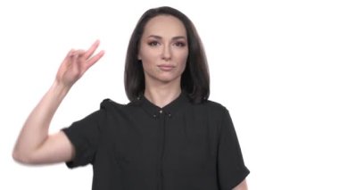 Genç ve çekici bir kadının komik bir şekilde dans edişinin yakın plan portresi. Mutlu insan. Vücut dili. İzole edilmiş, beyaz arkaplanda