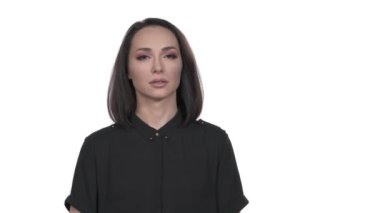 Umutla başını kaldırıp dua eden bir kadının portresi. İzole edilmiş, beyaz arkaplan üzerinde
