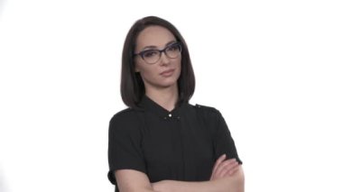 Gözlüklü, kollarını kavuşturup kameraya poz veren çekici, katı bir kadının yakın çekimi. İzole edilmiş, beyaz arkaplan üzerinde