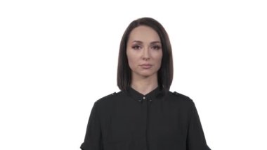 Kadın gözlüğünü takıyor. İzole edilmiş, beyaz arkaplanda