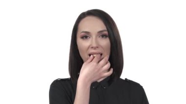 Makadamia fındığı yiyen beyaz bir kadının portresi. Sağlıklı beslenme konsepti. İzole edilmiş, beyaz arkaplanda