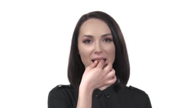 Badem fıstığı yiyen bir kadının yakın çekimi. Sağlıklı beslenme, vejetaryen konsepti. İzole edilmiş, beyaz arkaplanda
