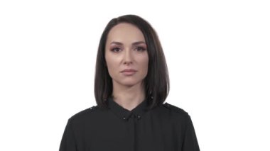 Kadın tehditkar bir hareket sergiliyor. İzole edilmiş, beyaz arkaplan üzerinde