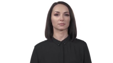 Avuçlarını ovuşturan, kaşlarını yukarı aşağı kaldıran kurnaz bir kadın. İzole edilmiş, beyaz arkaplanda