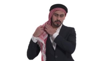 Geleneksel Suudi kıyafetleri giyen ve ona uyan bir Arap. İzole edilmiş, beyaz arkaplanda