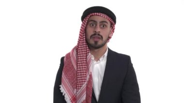 Yakışıklı genç adam alnına dokunuyor. Vücut dili ve jest kavramı. Zekice bir jest. İzole edilmiş, beyaz arkaplanda