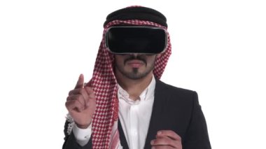 Sanal gerçeklik gözlüklü genç bir Arap sanal çizgiler çiziyor. VR, gelecek, aletler, teknoloji konsepti. İzole edilmiş, beyaz arkaplanda