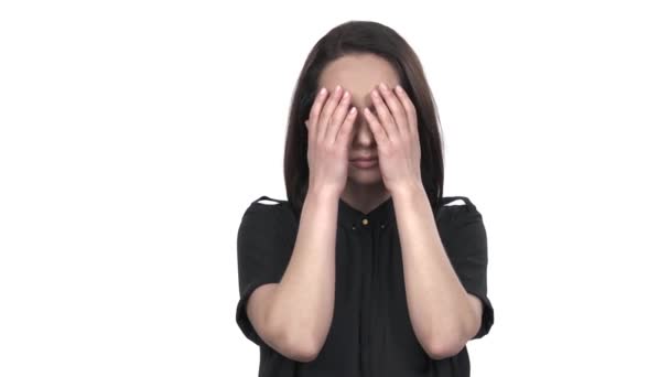 Portret Młodej Smutnej Kobiety Zakrywającej Twarz Rękami Izolacja Białym Tle — Wideo stockowe