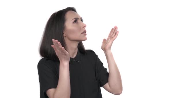 Συμβαινει Χειρονομία Πορτρέτο Της Μπερδεμένης Γυναίκας Που Στέκεται Σηκωμένα Χέρια — Αρχείο Βίντεο