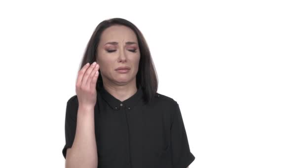 Женщина Чувствует Отвращение Плохого Запаха Изолированный Белом Фоне — стоковое видео