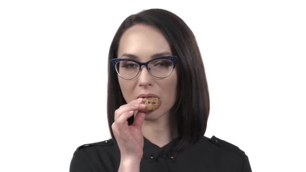 쿠키를 맛보는 여자의 과자와 사탕이요 위에서 외따로 떨어져 — 비디오