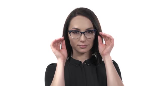 Kobieta Zdejmująca Okulary Rozpinająca Koszulę Spokojnie Izolacja Białym Tle — Wideo stockowe
