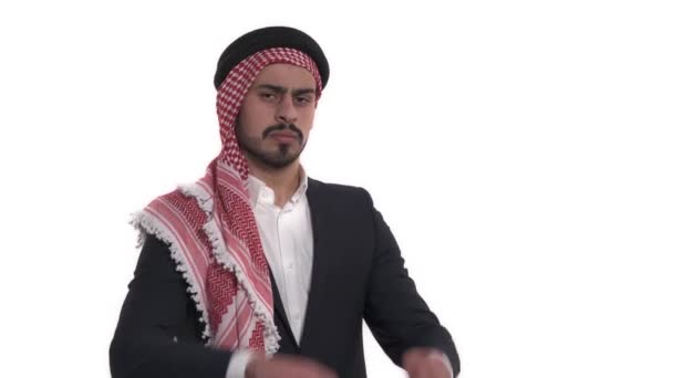 年轻的阿拉伯男子 脸上带着不高兴的表情 带着嘲讽的口吻鼓掌喝彩 身体语言 手势和手势概念 — 图库视频影像