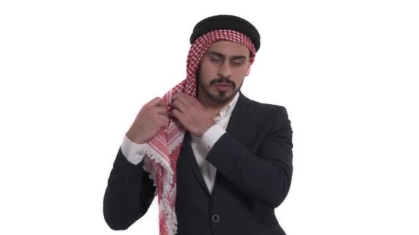 Pria Arab Mengenakan Dan Pas Pakaian Tradisional Saudi Shemagh Terisolasi — Stok Video
