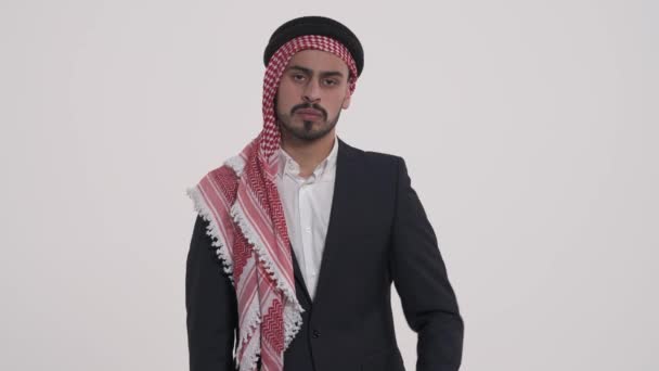 Uomo Arabo Deluso Nell Etnia Saudita Kufiya Che Esprime Emozioni — Video Stock