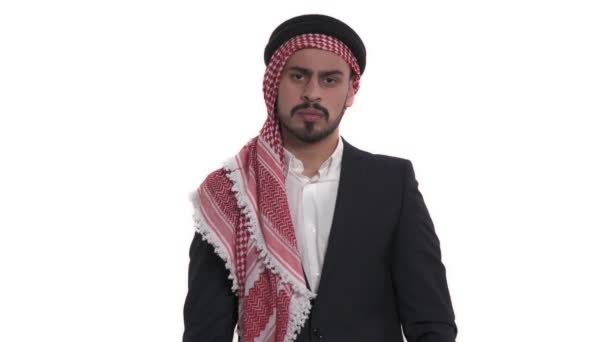Close Young Bearded Arab Man Wearing Keffiyeh Standing Crossing His — Stok Video