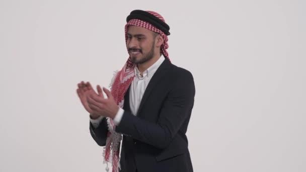 Close Portret Van Een Vrolijke Glimlachende Arabische Man Applaudisseren Geïsoleerd — Stockvideo