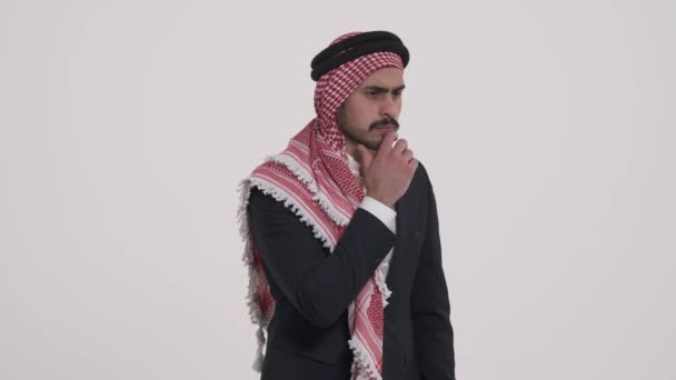 头晕的英俊的阿拉伯男子有问题 忧心忡忡的年轻人一边想烦恼 一边摸着下巴 怀疑的概念 — 图库视频影像