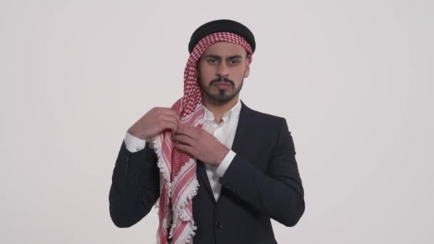 阿拉伯男子适合传统的沙特服装 谢姆赫 和他的黑色正式风格夹克 在白色背景下孤立无援 — 图库视频影像