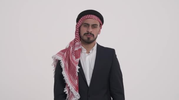 Απογοητευμένος Άραβας Επιχειρηματίας Που Δείχνει Τον Αντίχειρά Του Πραγματική Έκφραση — Αρχείο Βίντεο