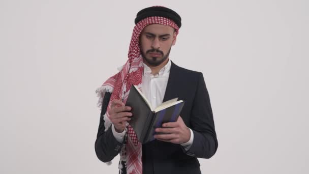 Скептик Араб Читает Книгу Демонстрируя Свое Несогласие Отвергаю Жесты Выражение — стоковое видео