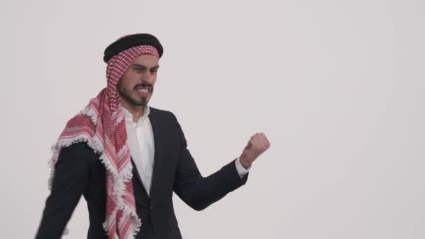 一个快乐英俊的阿拉伯男子的特写 他用积极的手势模仿吉他手弹奏 成功的情感 身体语言概念 — 图库视频影像