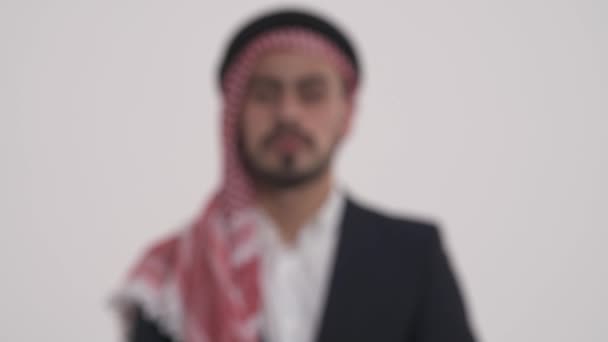 一个阿拉伯青年自信男子在传统沙赫的特写镜头 看着相机 孤立无援 背景为白色 焦点更换相机拍摄 — 图库视频影像