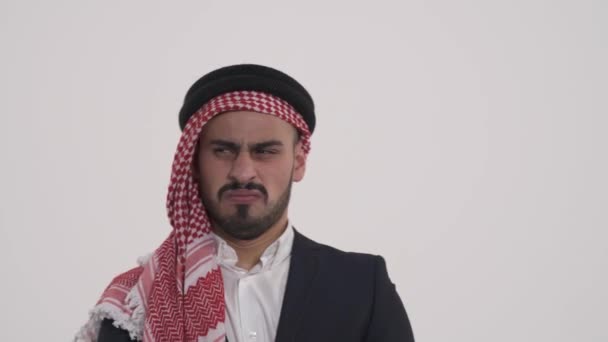 Pemuda Arab Mengangguk Sedikit Dan Kemudian Melihat Kamera Tidak Setuju — Stok Video