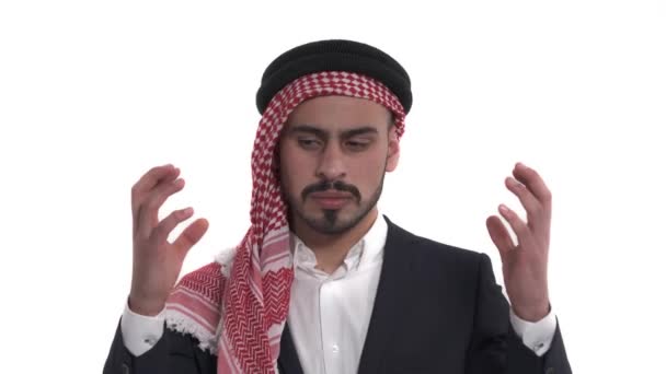 有胡子的有侵略性的阿拉伯男子的画像 孤立无援 背景为白色 身体语言和情绪概念 — 图库视频影像