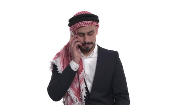 Zajęty Irytujący Biznesmen Stojący Rozmawiający Przez Dwa Telefony Komórkowe Tym — Wideo stockowe