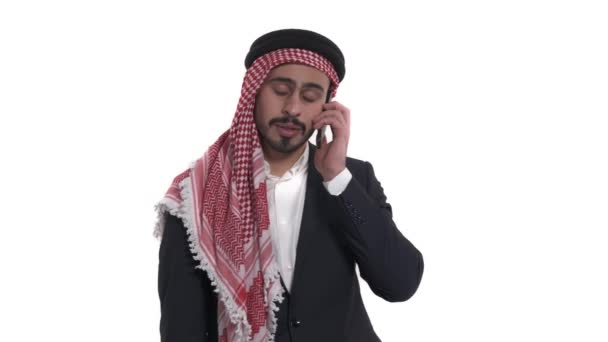 Close Retrato Cansado Estressado Árabe Homem Ter Conversa Negócios Telefone — Vídeo de Stock