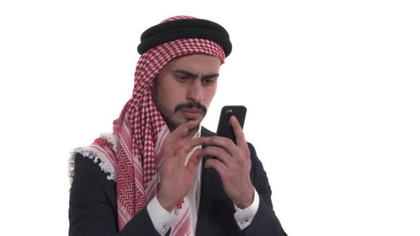 阿拉伯男人通过智能手机说话 表达惊讶的情绪 在白色背景下孤立无援 — 图库视频影像