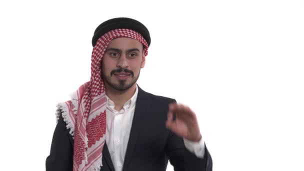 Улыбающийся Араб Этнической Куфии Показывает Знак Смотрит Камеру Белом Фоне — стоковое видео