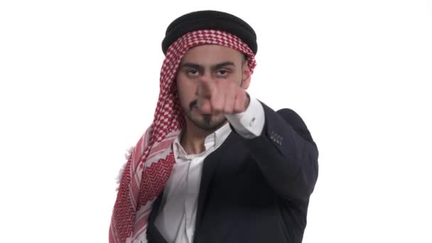 一个年轻的阿拉伯男子用食指指向摄像机的特写 自信的手势 在白色背景下孤立无援 — 图库视频影像