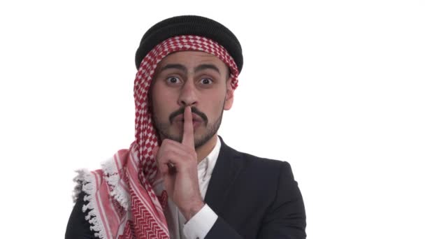 Молодой Араб Держит Указательный Палец Губах Просит Тишины Хранить Тайную — стоковое видео