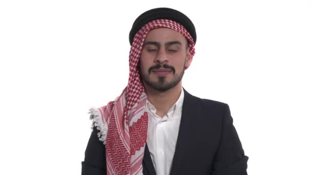 一个年轻的阿拉伯男子的特写镜头 他双唇紧闭 手牵着手心 以传递空气之吻 身体语言 — 图库视频影像