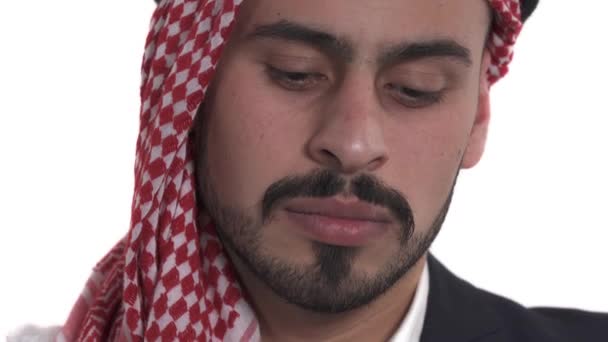 在镜头前 聚焦的严肃的阿拉伯男子的特写 模特开始笑了复杂的感情孤立的白色背景 — 图库视频影像