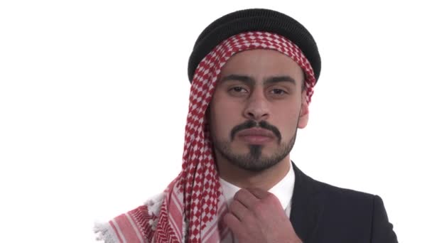 Pemuda Tampan Mengenakan Shemagh Etnis Saudi Membuka Kancing Kerah Kemejanya — Stok Video