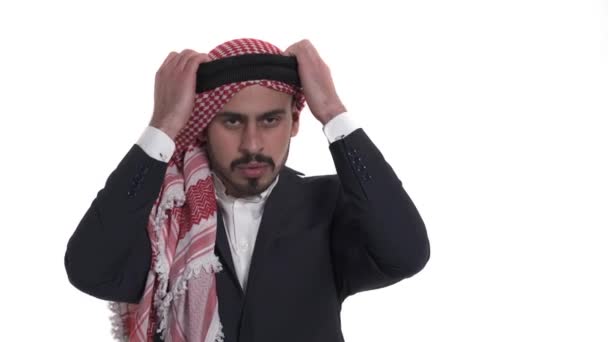 阿拉伯男子穿着传统东方头饰Kufiya并配饰的特写演示视频 在白色背景下孤立无援 — 图库视频影像