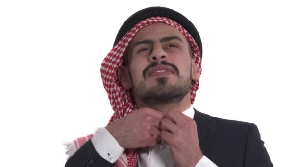 Joven Guapo Que Usa Shemagh Étnico Saudí Abotonando Cuello Camisa — Vídeo de stock