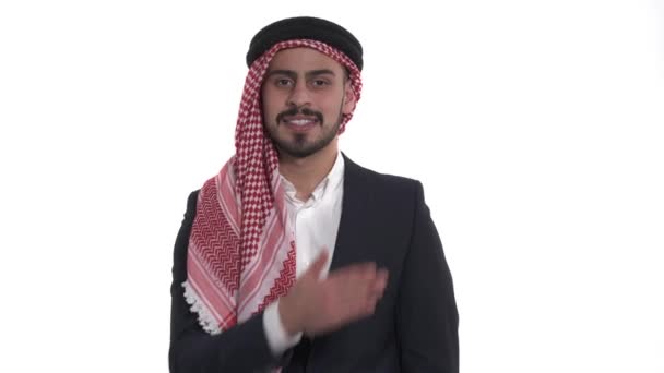 Portret Van Een Positieve Jonge Arabische Man Die Naar Camera — Stockvideo