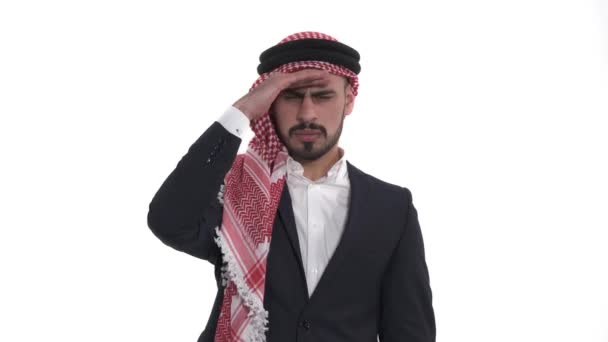 Orang Arab Melihat Jauh Terisolasi Pada Latar Belakang Putih — Stok Video