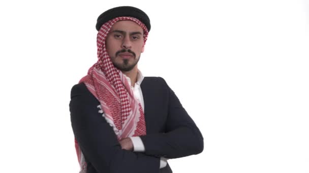 Close Van Een Arabische Man Die Shemagh Draagt Die Recht — Stockvideo