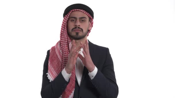 トラブルを考えながら ハンサムなアラブ人の男の指をねじるパズル 疑いの概念 — ストック動画